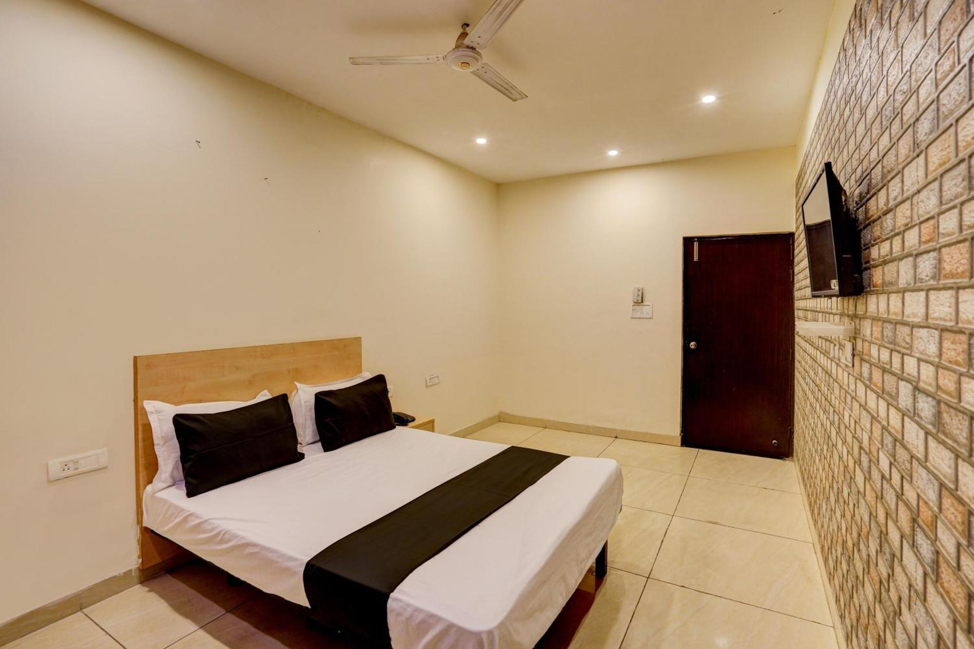 Hotel O Blue Vibes Meerut Extérieur photo